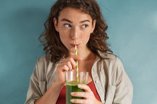 femme buvant un smoothie vert