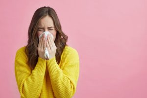 femme qui a besoin de conseils sur les soins bucco-dentaires pendant la saison du rhume et de la grippe