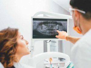 Dentiste avec OPG X-Ray