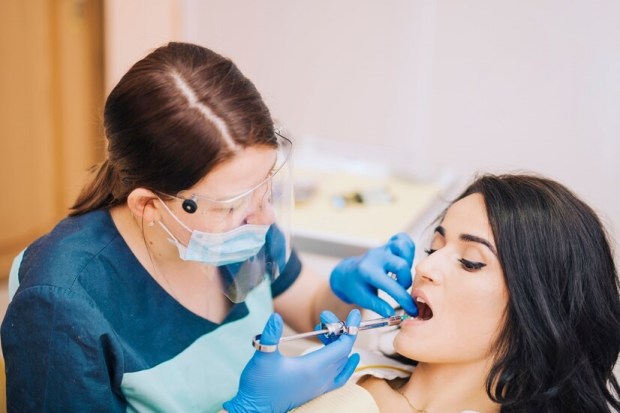 dentiste-faisant-anesthésie-injection-patient