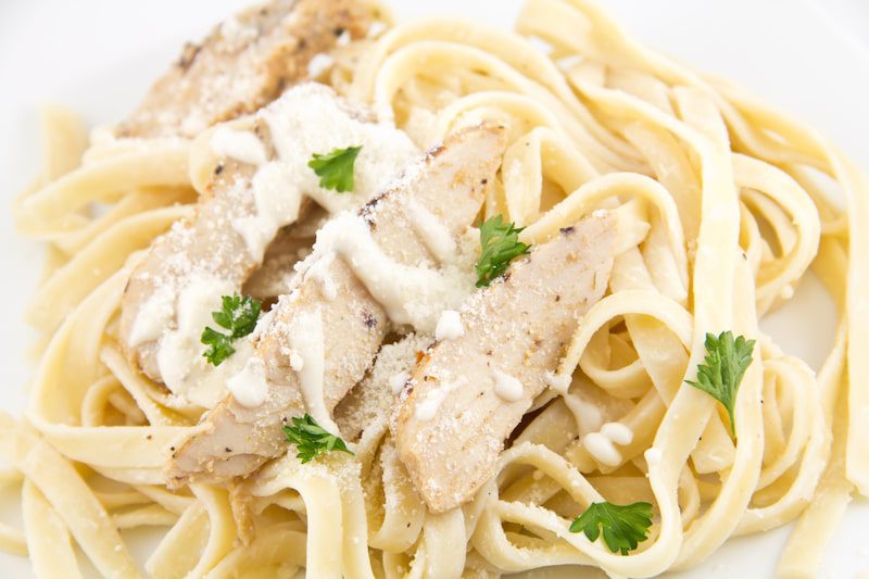 Fettuccini Alfredo au poulet.