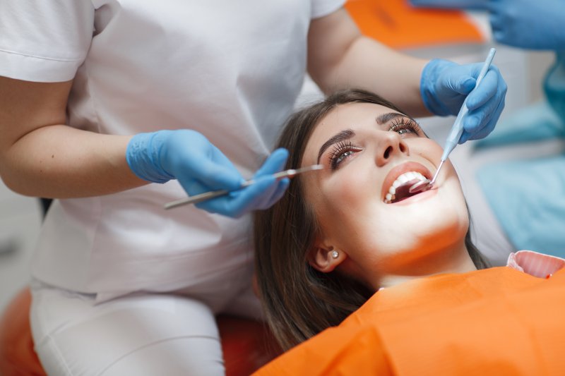 Un dentiste effectuant une détection précoce des problèmes de santé bucco-dentaire