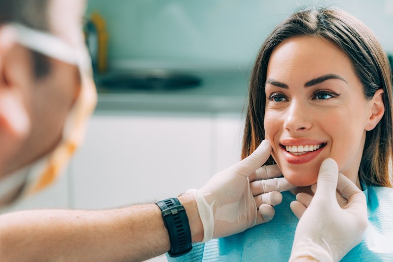 Un dentiste cosmétique traitant un patient