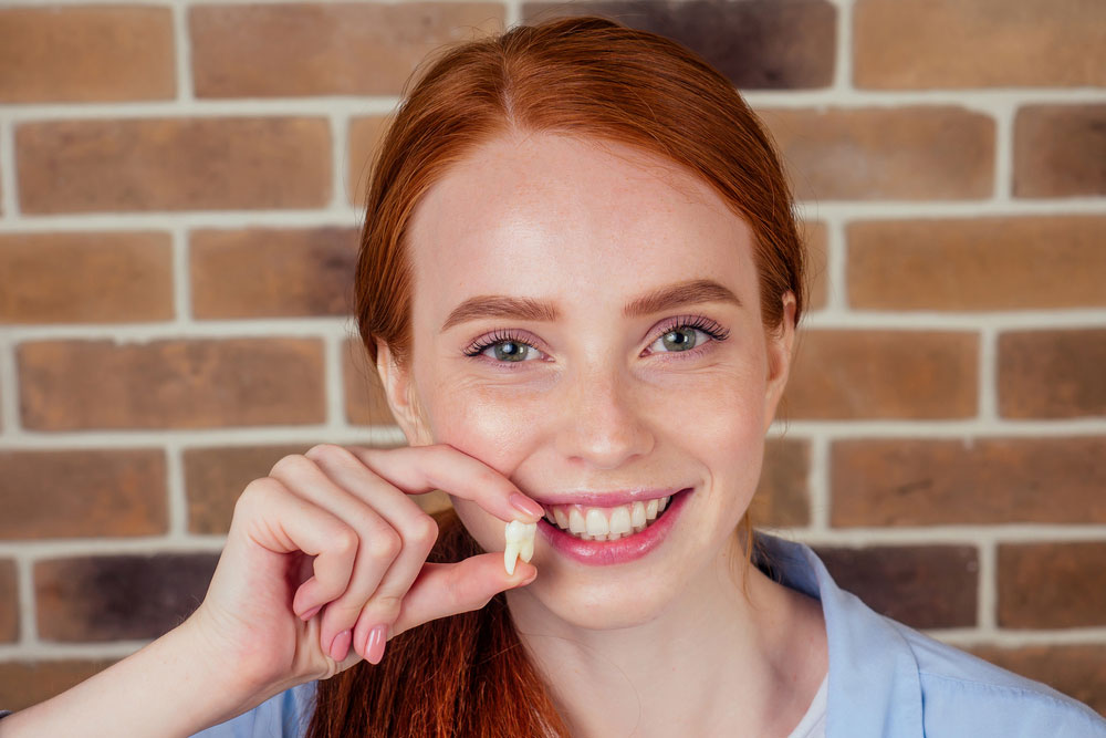 Les roux ont tendance à avoir un émail plus fin que les autres, et la couche interne de dentine est donc plus visible et apparaît plus jaune.