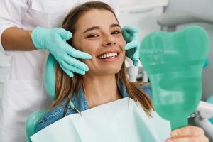 un patient souriant après avoir reçu des facettes temporaires