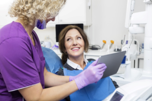 un patient qui assiste à sa consultation d'implant dentaire 